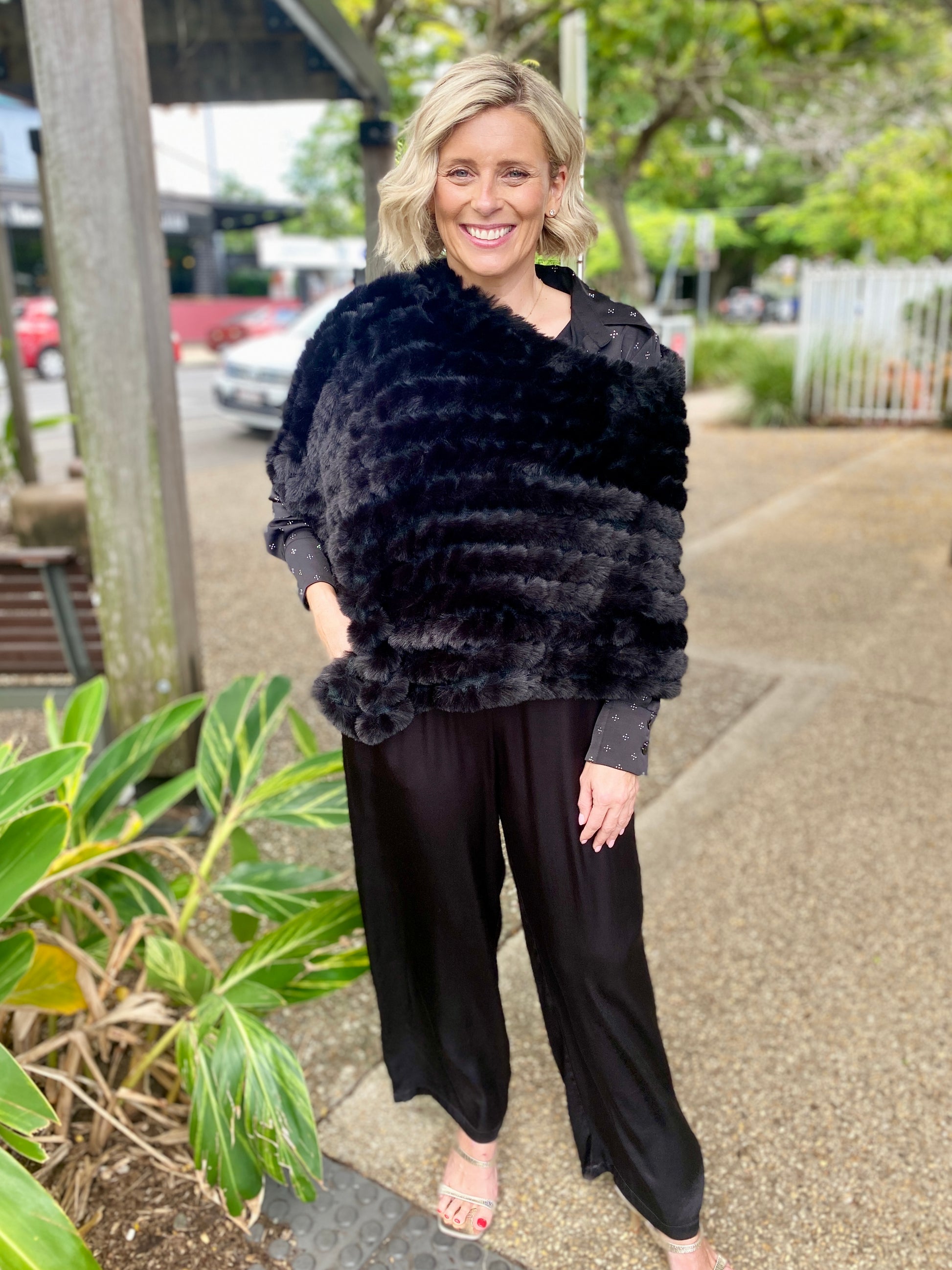 Roma Faux Fur Poncho – Black