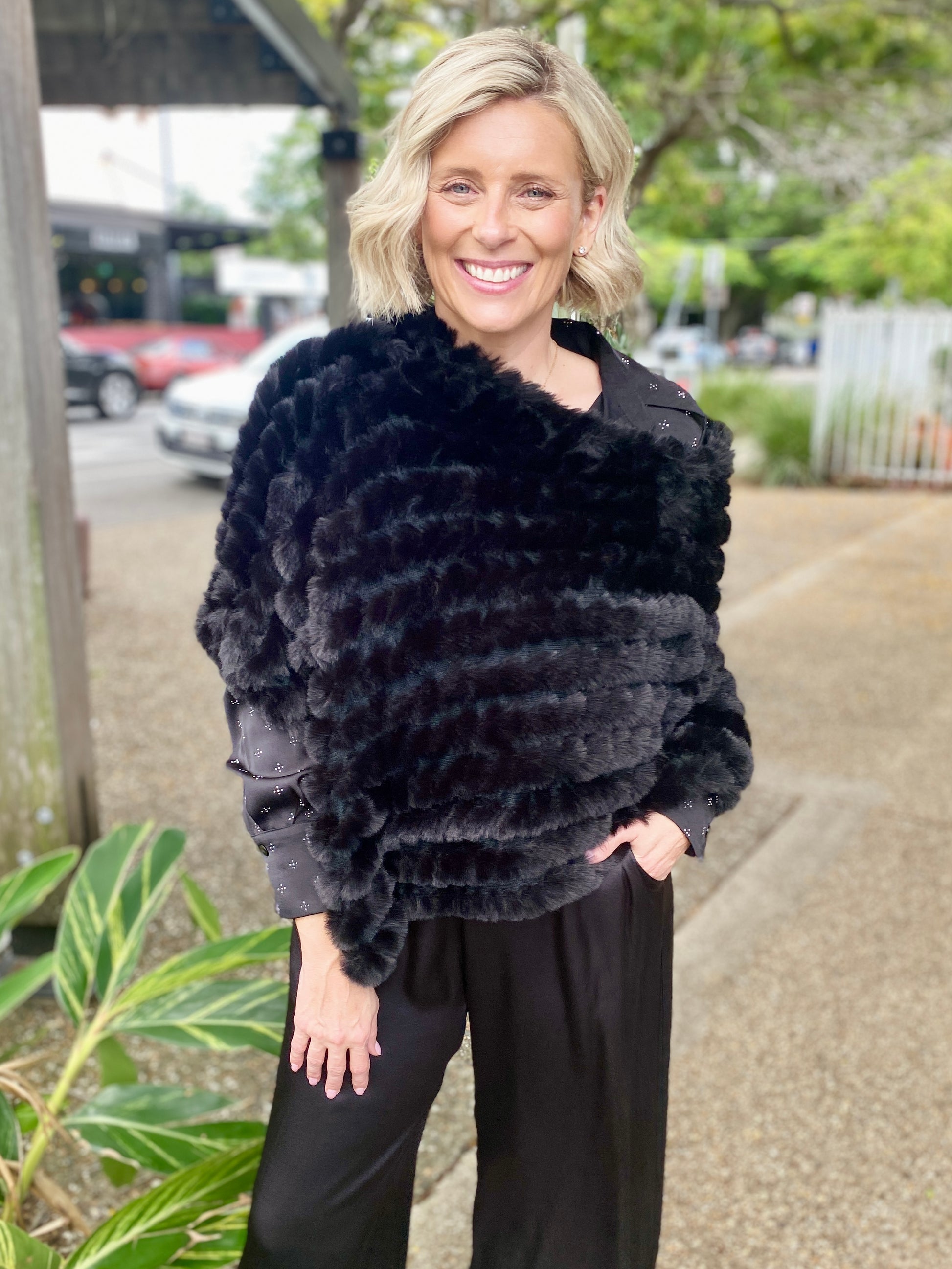 Roma Faux Fur Poncho – Black