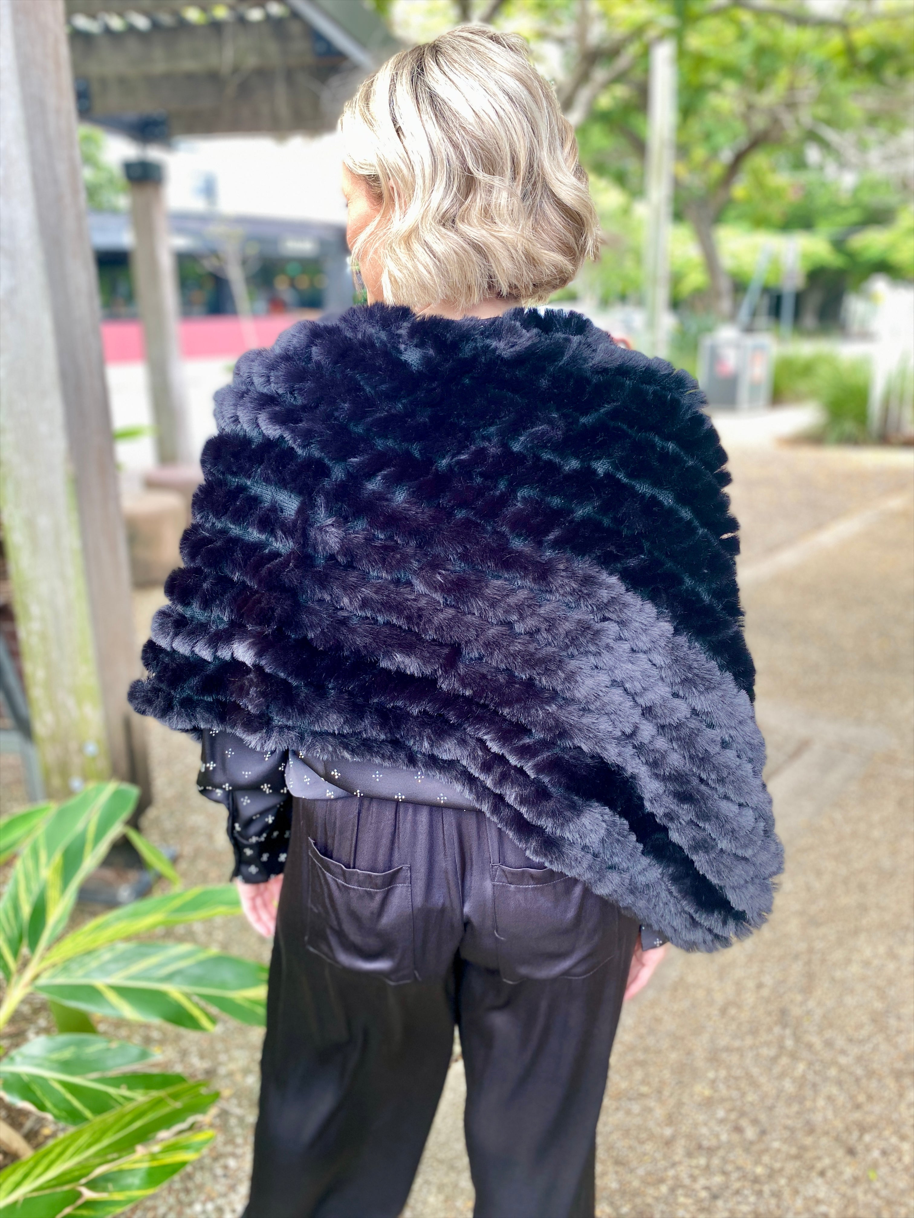 Roma Faux Fur Poncho – Black