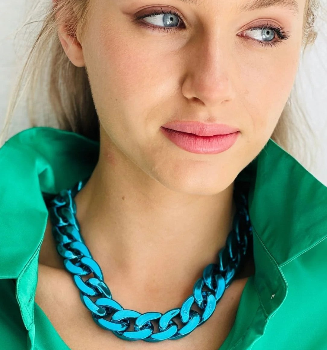 the MET CHAIN NECKLACE - Metallic Blue
